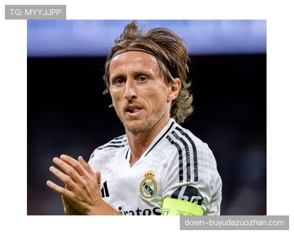 特写：老将莫德里奇替补登场，伯纳乌全场起立鼓掌致敬